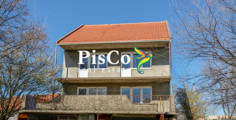 Prodaja Spratna kuća sa terasama i dvije garaže, 160m², Straševina, Nikšić