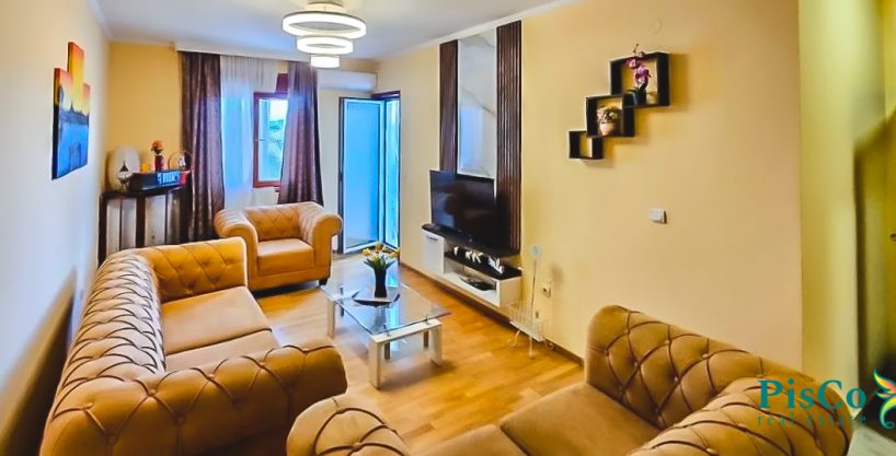 Izdaje se dvosoban stan na Pobrezju 66m2