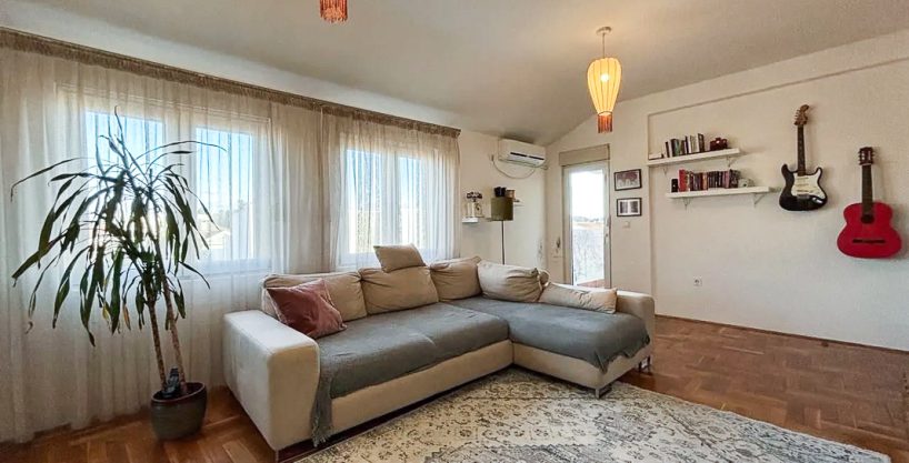 Na prodaju dvosoban stan u Tološima 61m2