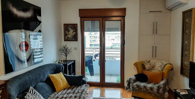 Izdaje se jednosoban stan u Maxim zgradi 42m2