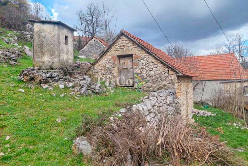 Prodaja kuća 100m2, plac 1020m2, Miločani, Nikšić-784