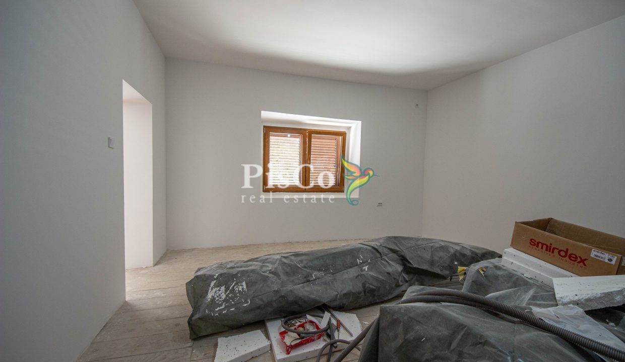 Prodaja renovirana kuća 70m2 sa zemljištem 550m2, Miločani, Nikšić (2 of 2)