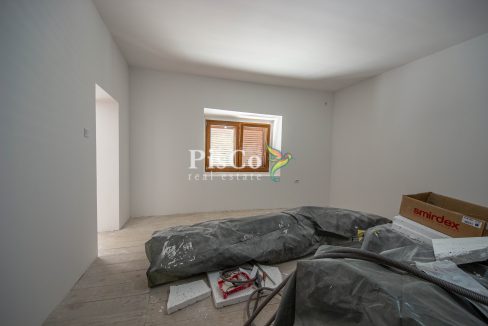 Prodaja renovirana kuća 70m2 sa zemljištem 550m2, Miločani, Nikšić (2 of 2)