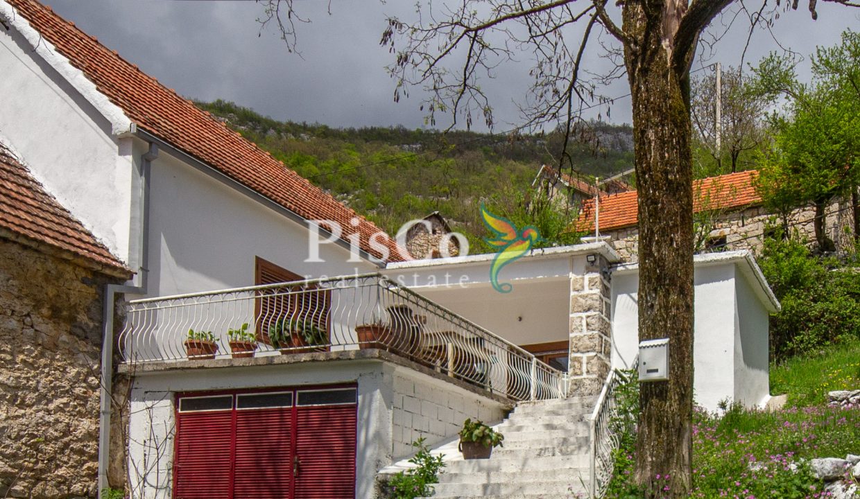 Prodaja renovirana kuća 70m2 sa zemljištem 560m2, Miločani, Nikšić (1 of 11)