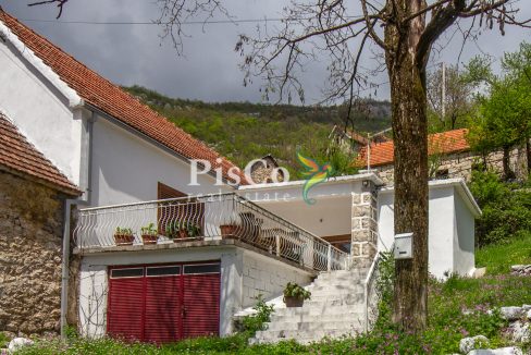 Prodaja renovirana kuća 70m2 sa zemljištem 560m2, Miločani, Nikšić (1 of 11)