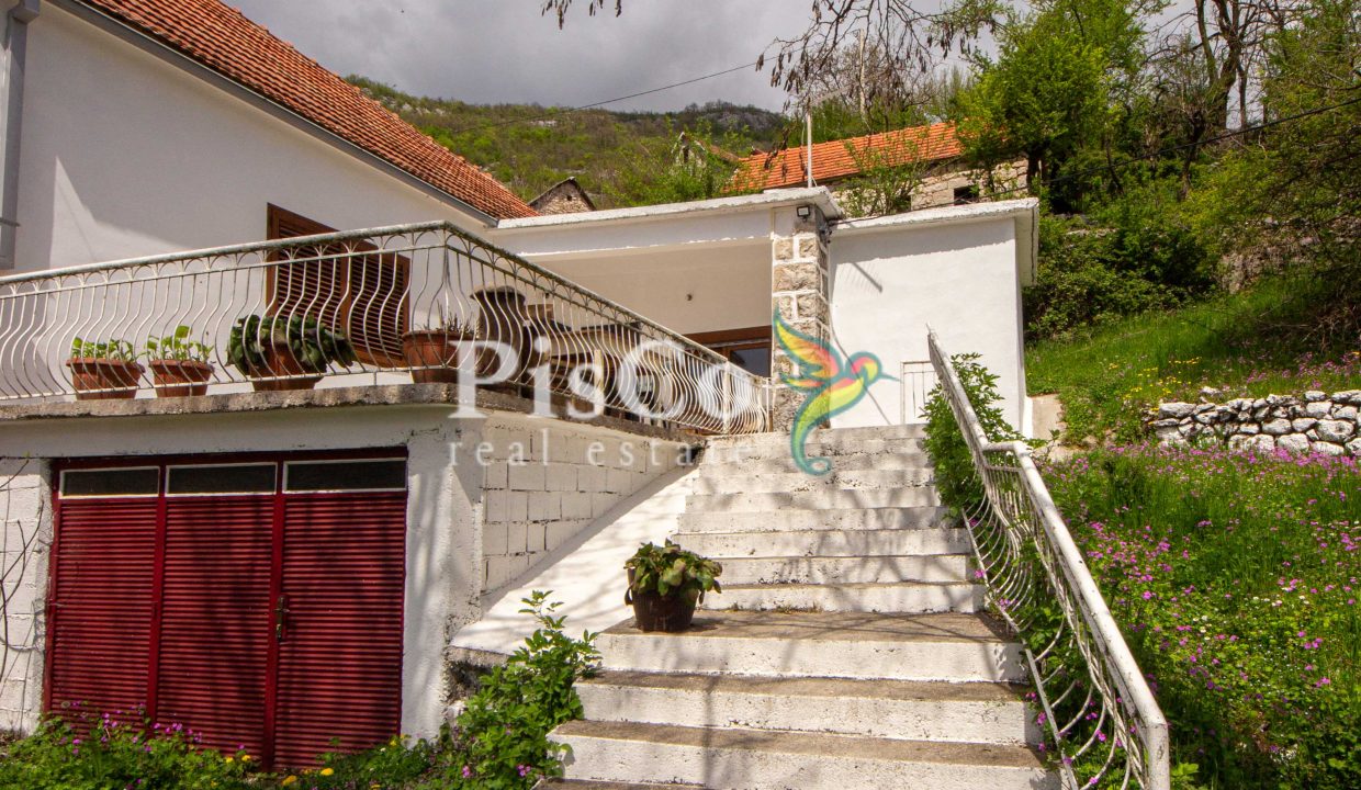 Prodaja renovirana kuća 70m2 sa zemljištem 560m2, Miločani, Nikšić (2 of 11)