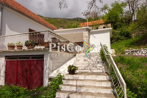 Prodaja renovirana kuća 70m2 sa zemljištem 560m2, Miločani, Nikšić (2 of 11)