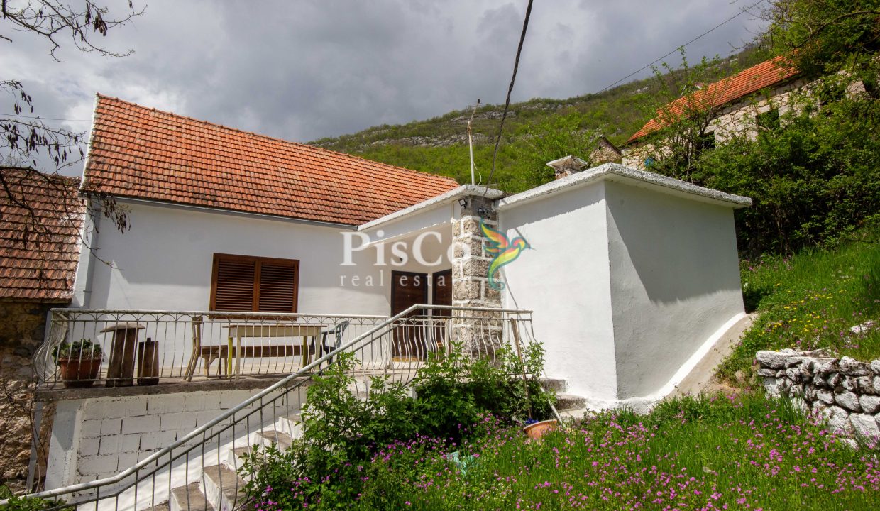 Prodaja renovirana kuća 70m2 sa zemljištem 560m2, Miločani, Nikšić (3 of 11)