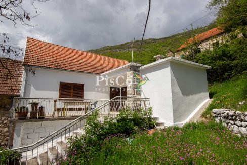 Prodaja renovirana kuća 70m2 sa zemljištem 560m2, Miločani, Nikšić (3 of 11)