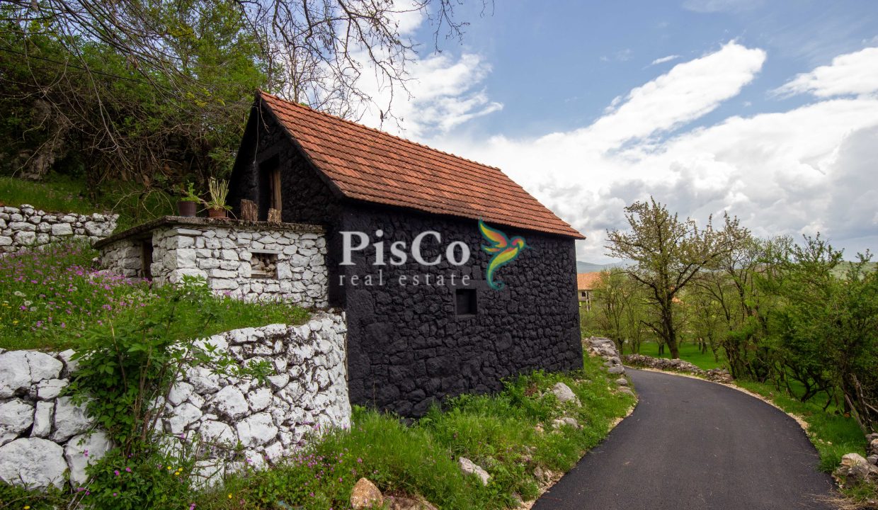 Prodaja renovirana kuća 70m2 sa zemljištem 560m2, Miločani, Nikšić (5 of 11)