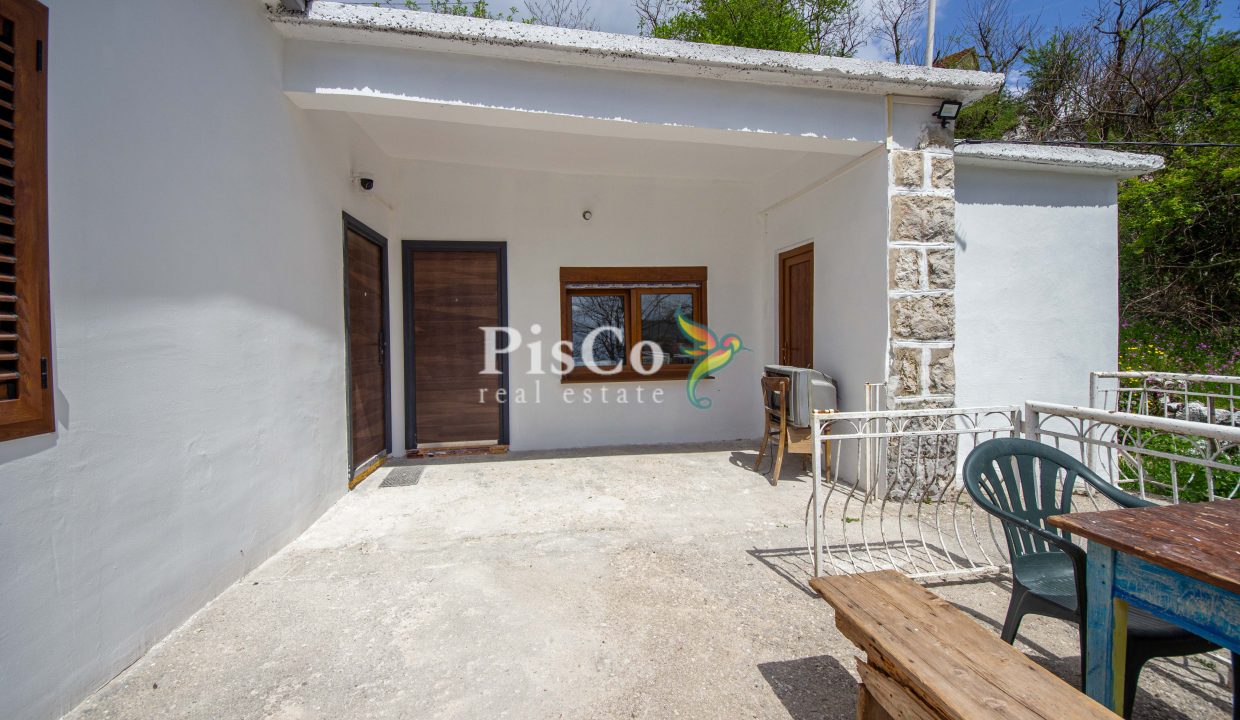 Prodaja renovirana kuća 70m2 sa zemljištem 560m2, Miločani, Nikšić (8 of 11)