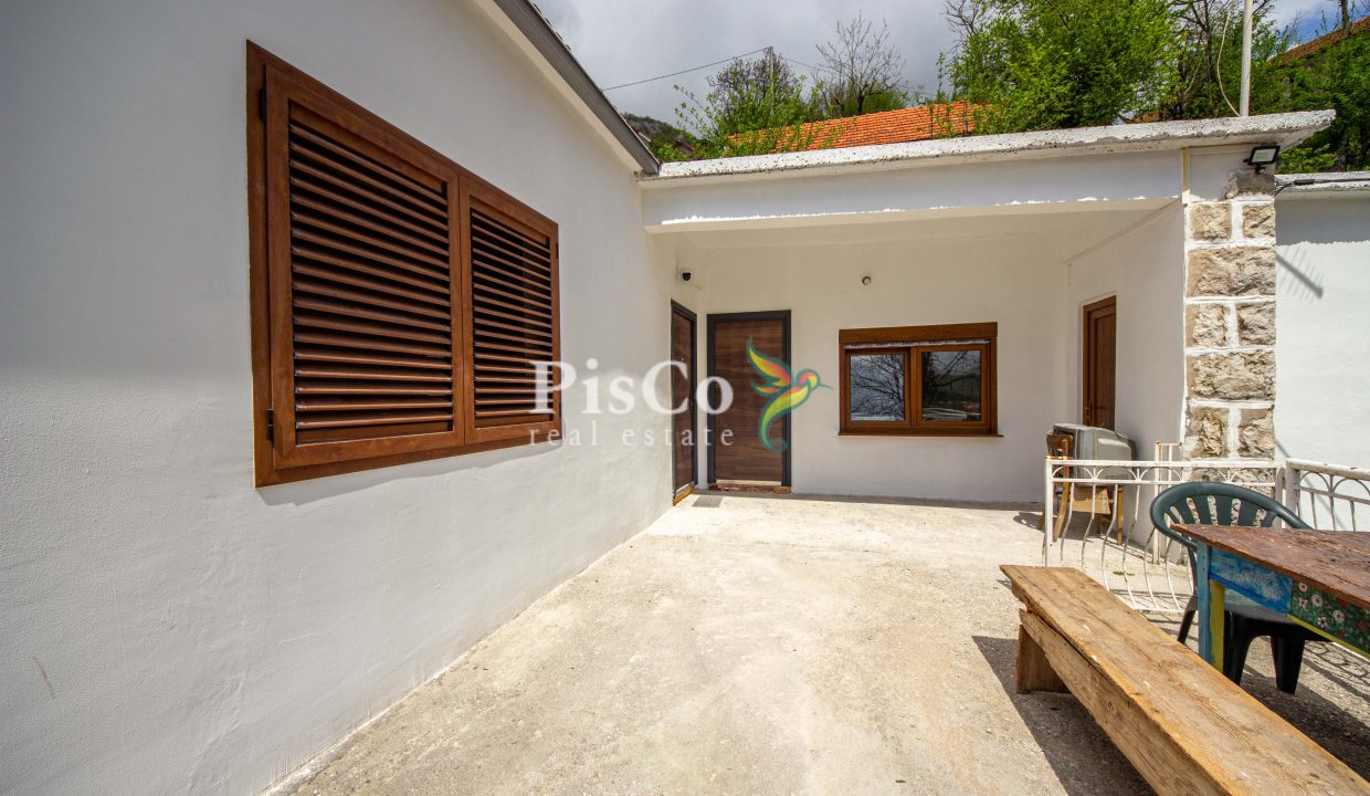 Prodaja renovirana kuća 70m2 sa zemljištem 560m2, Miločani, Nikšić (9 of 11)