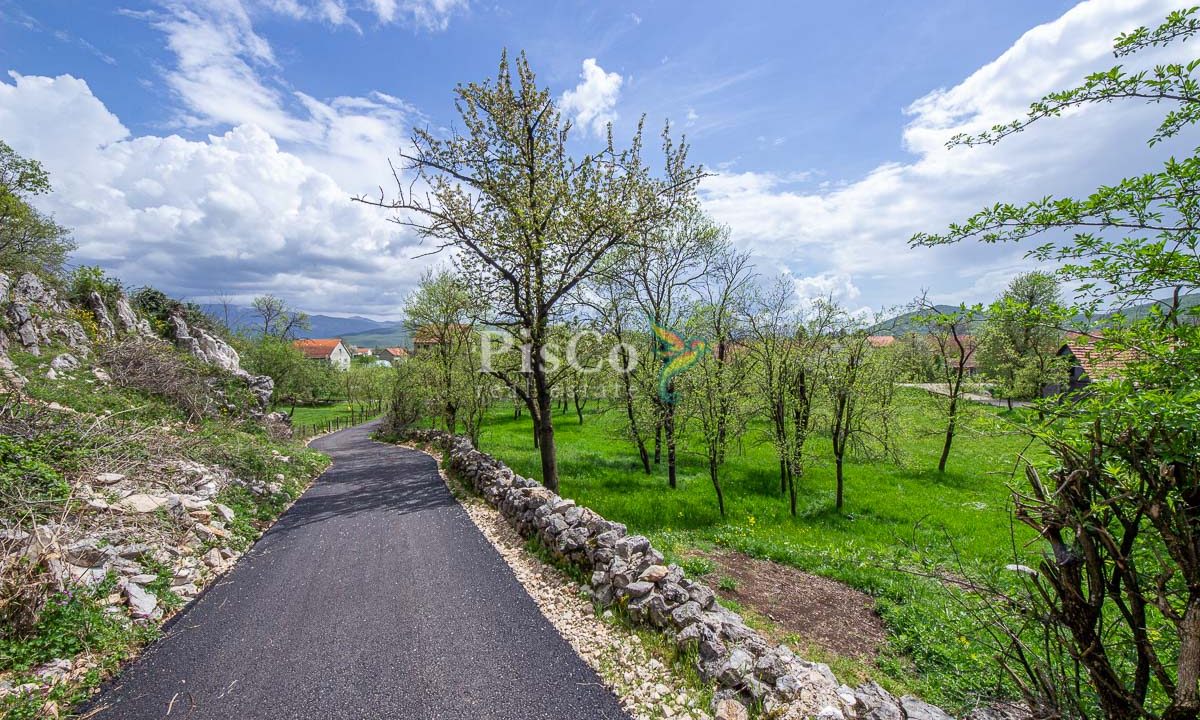 Prodaje se zemljište sa UT uslovima pored rijeke 1241m2, Miločani, Nikšić-1763