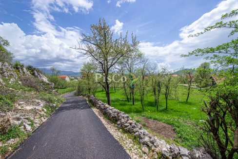 Prodaje se zemljište sa UT uslovima pored rijeke 1241m2, Miločani, Nikšić-1763