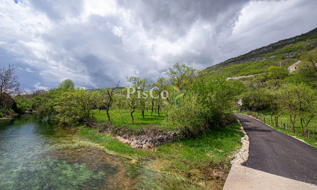 Prodaje se zemljište sa UT uslovima pored rijeke 1241m2, Miločani, Nikšić-1765