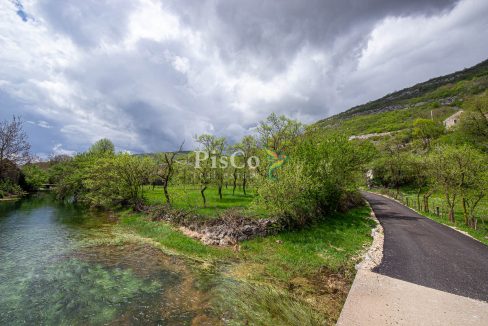 Prodaje se zemljište sa UT uslovima pored rijeke 1241m2, Miločani, Nikšić-1765