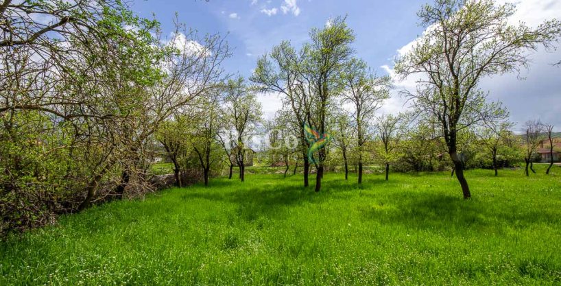 Prodaje se zemljište pored rijeke, UT uslovi, 1241m2, Miločani, Nikšić