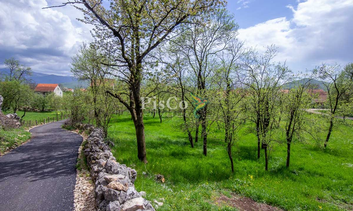 Prodaje se zemljište sa UT uslovima pored rijeke 1241m2, Miločani, Nikšić-1769