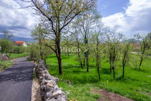 Prodaje se zemljište sa UT uslovima pored rijeke 1241m2, Miločani, Nikšić-1769