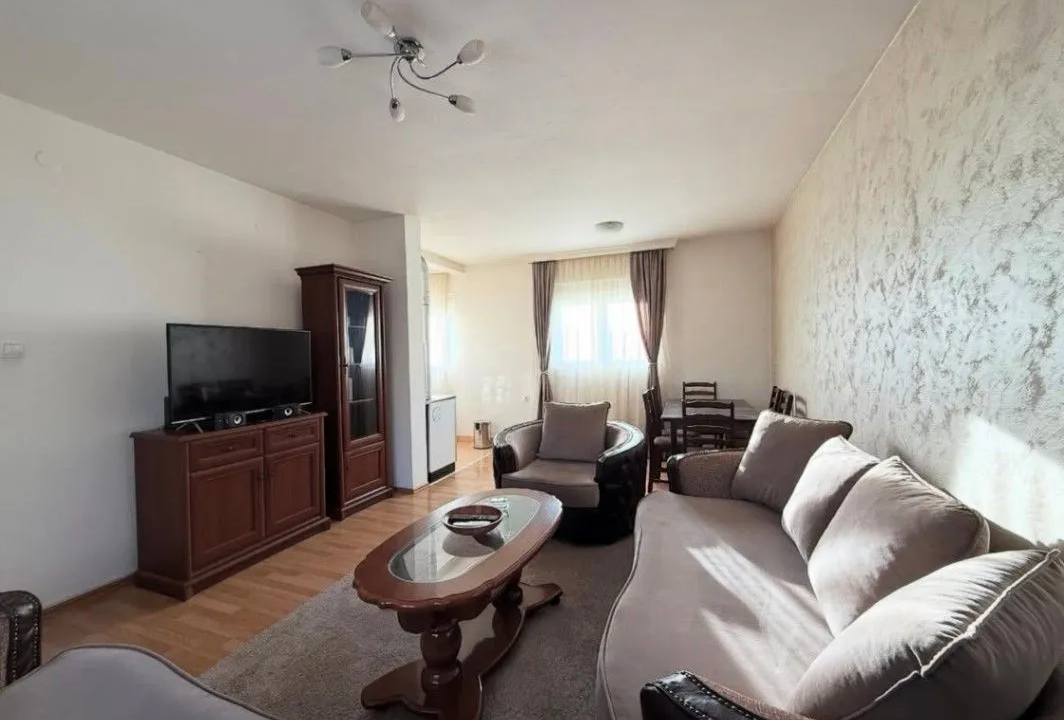 c7a18ec8-3ce1-4884-90aa-0e6729bd0407-lg