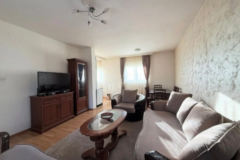 c7a18ec8-3ce1-4884-90aa-0e6729bd0407-lg