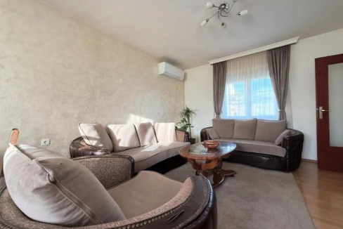 e8e95aeb-e923-4c0d-bdbd-1d143cc94aba-lg