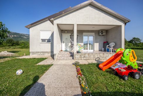 Prodaja dvosobna kuća 75m² sa placem 1600m², Martinići, Danilovgrad-2241