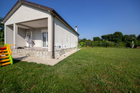 Prodaja dvosobna kuća 75m² sa placem 1600m², Martinići, Danilovgrad-2242