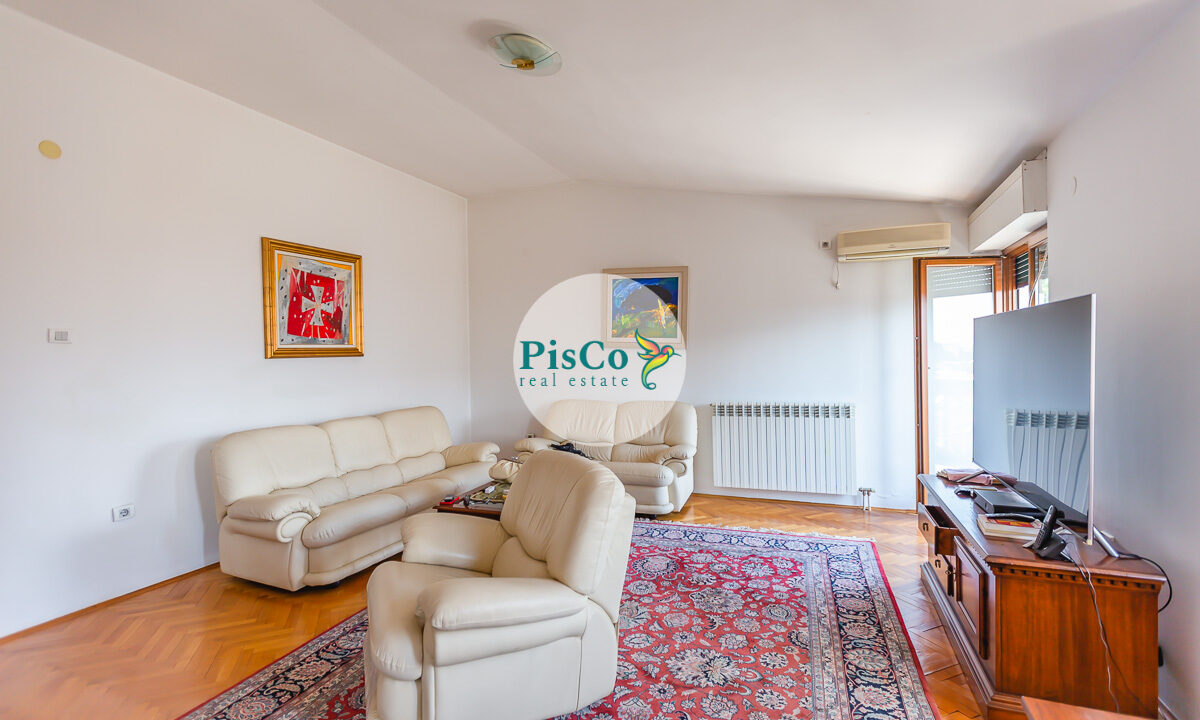 Komforan stan u klasičnom stilu koji će vam pružiti punu udobnost