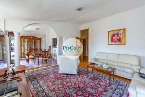 Komforan stan u klasičnom stilu koji će vam pružiti punu udobnost