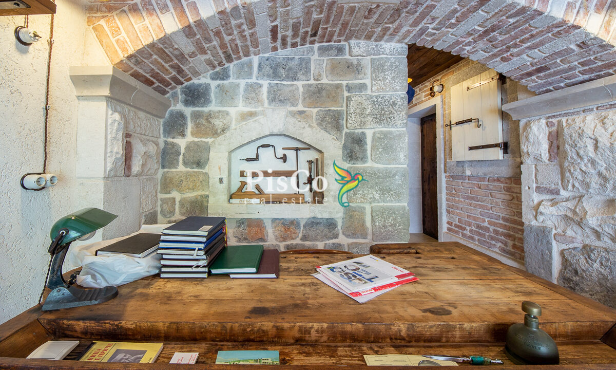 Izdavanje poslovni prostor 42m2, Centar, Podgorica-2680