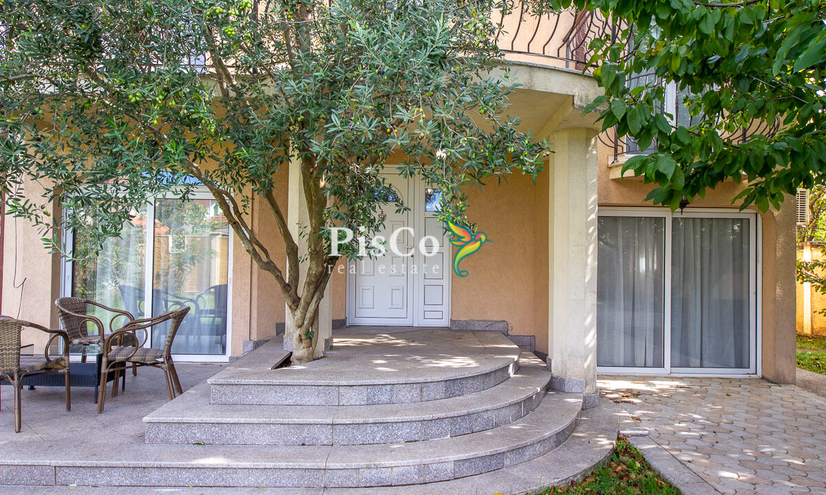 Izdavanje, porodična kuća, Donja Gorica, 210m2, Podgorica-2779