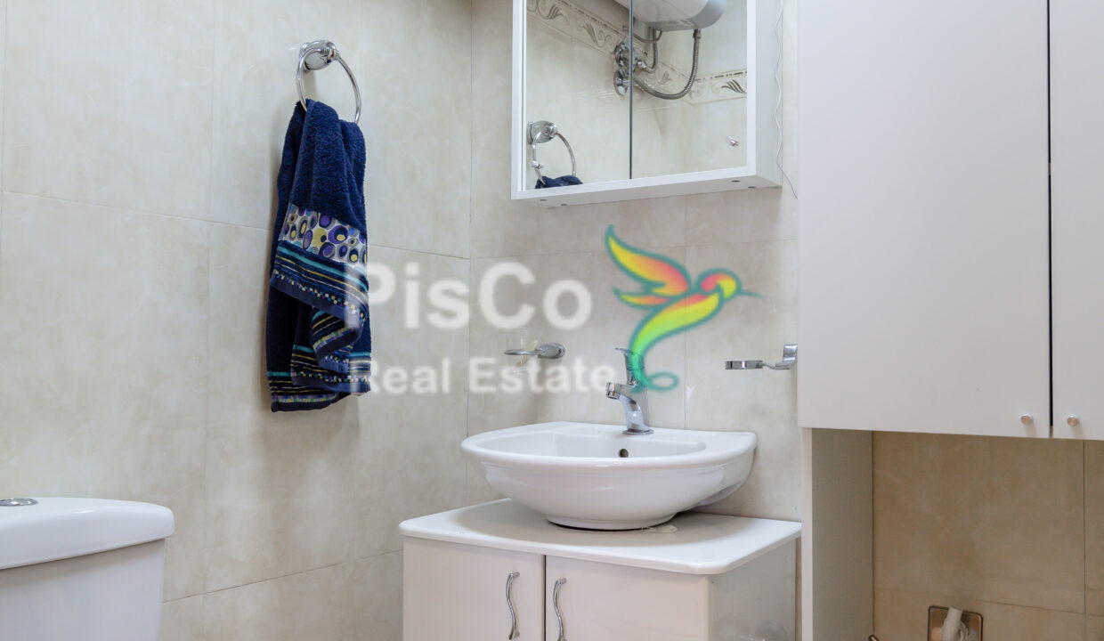 Nenamješten trosoban stan kod hrama-10