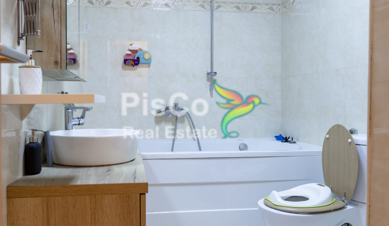 Nenamješten trosoban stan kod hrama-11