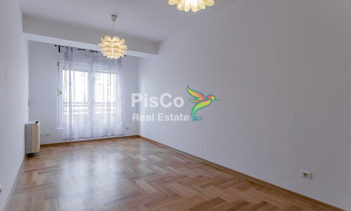 Nenamješten trosoban stan kod hrama