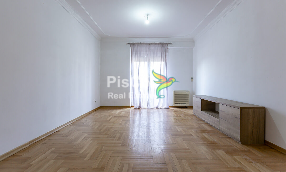 Nenamješten trosoban stan kod hrama-3