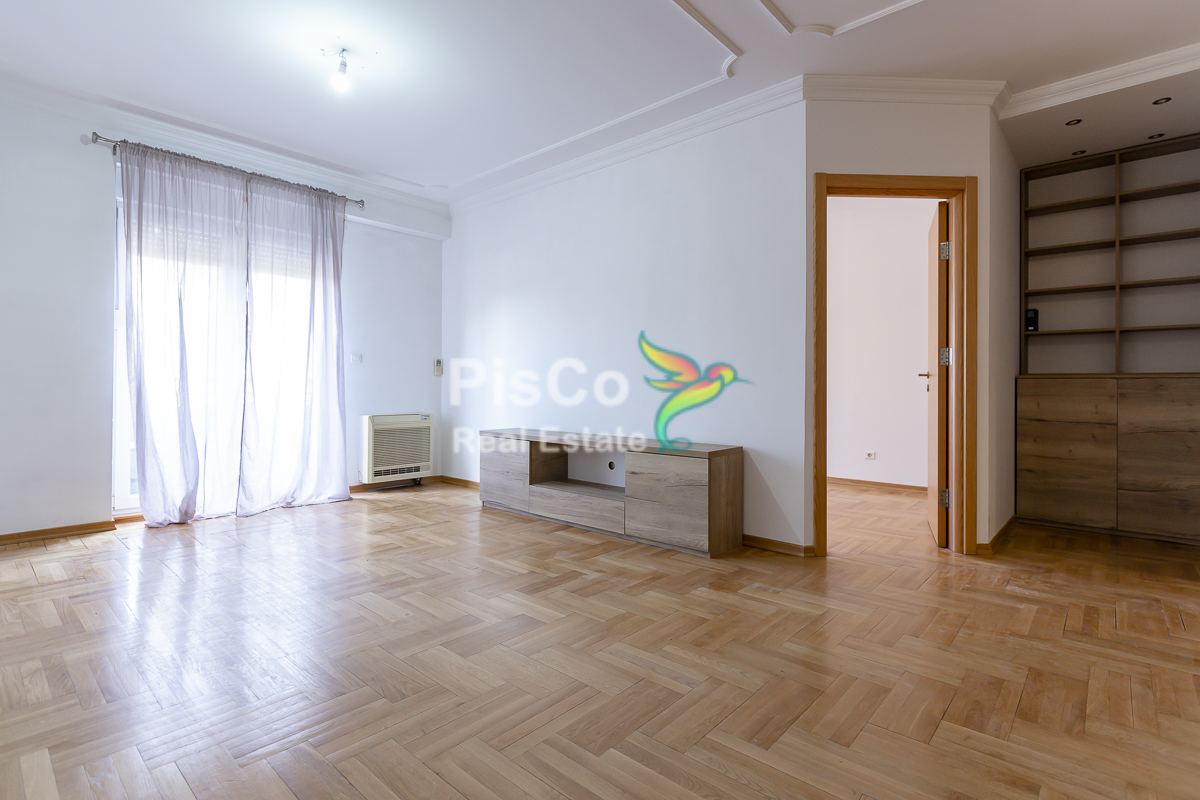 Nenamješten trosoban stan kod hrama - izdavanje 4 Nenamjesten trosoban stan kod hrama 4