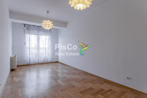 Nenamješten trosoban stan kod hrama