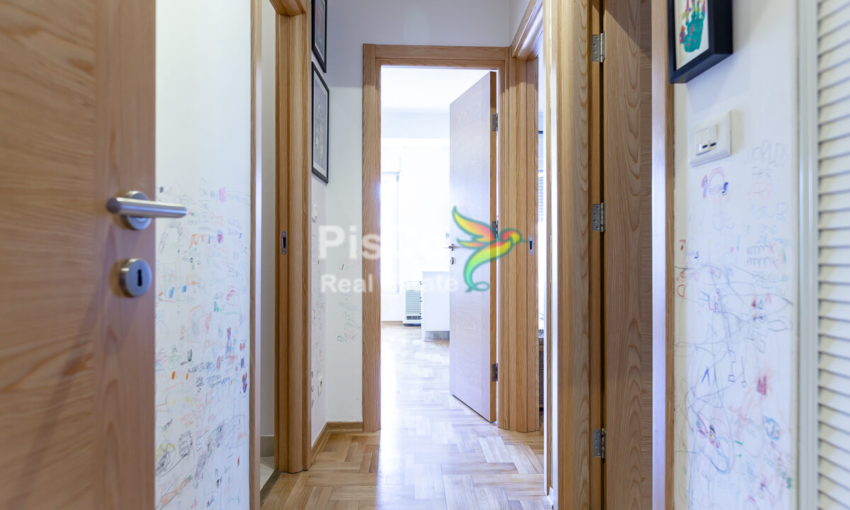 Nenamješten trosoban stan kod hrama-5