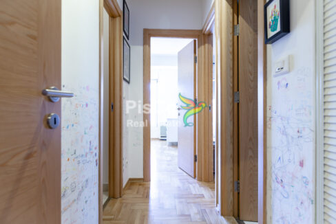 Nenamješten trosoban stan kod hrama-5