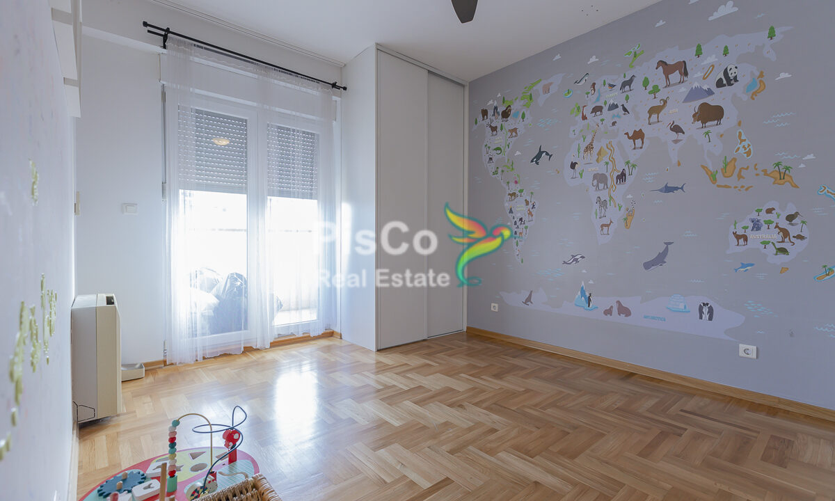 Nenamješten trosoban stan kod hrama-6