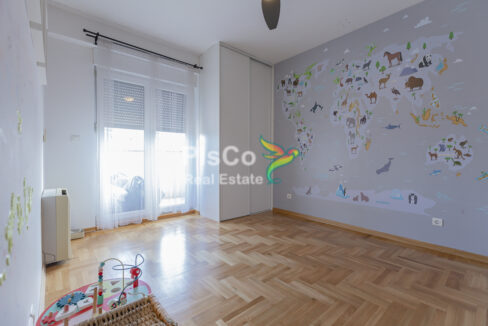 Nenamješten trosoban stan kod hrama-6