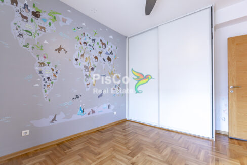 Nenamješten trosoban stan kod hrama-7