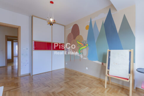 Nenamješten trosoban stan kod hrama-9